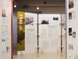 Wanderausstellung_Das-Reichsparteitagsgellaende-im-Krieg_bseiten_Katrin-Bahrs,-Grafikdesing,-Hamburg_00