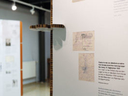 Wanderausstellung_Das-Reichsparteitagsgellaende-im-Krieg_bseiten_Katrin-Bahrs,-Grafikdesing,-Hamburg_00