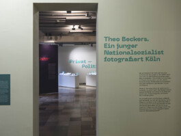 01_Ausstellung-Theo-Beckers2022NS-DokumentationszentrumKoeln-bseiten-visuelle-kommunikation-Hamburg-Katrin-Bahrs-Grafikagentur-Grafikdesign-Hamburg.jpg