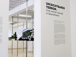 01-Ausstellung Unsichtbarer Terror,2023,NS-Dokumentationszentrum,Koeln,-bseiten-visuelle-kommunikation,-Hamburg,-Katrin-Bahrs,-Grafikagentur,-Grafikdesign-Hamburg